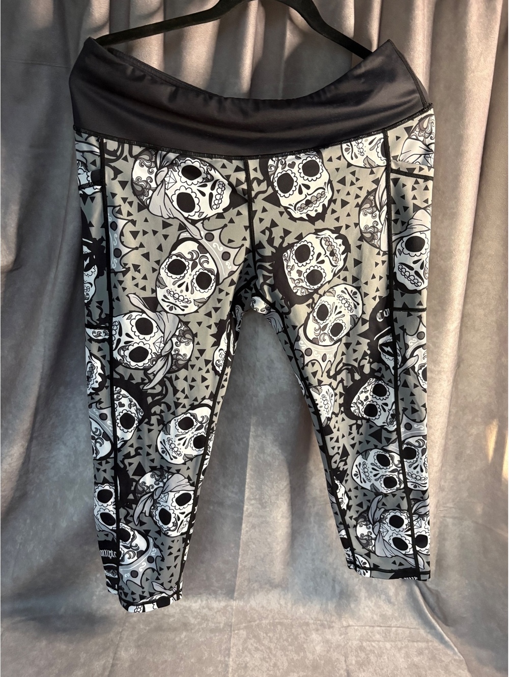 Constantly Varied Gear Sugar Skull Capri Leggings XL Black Gray Workout Pants